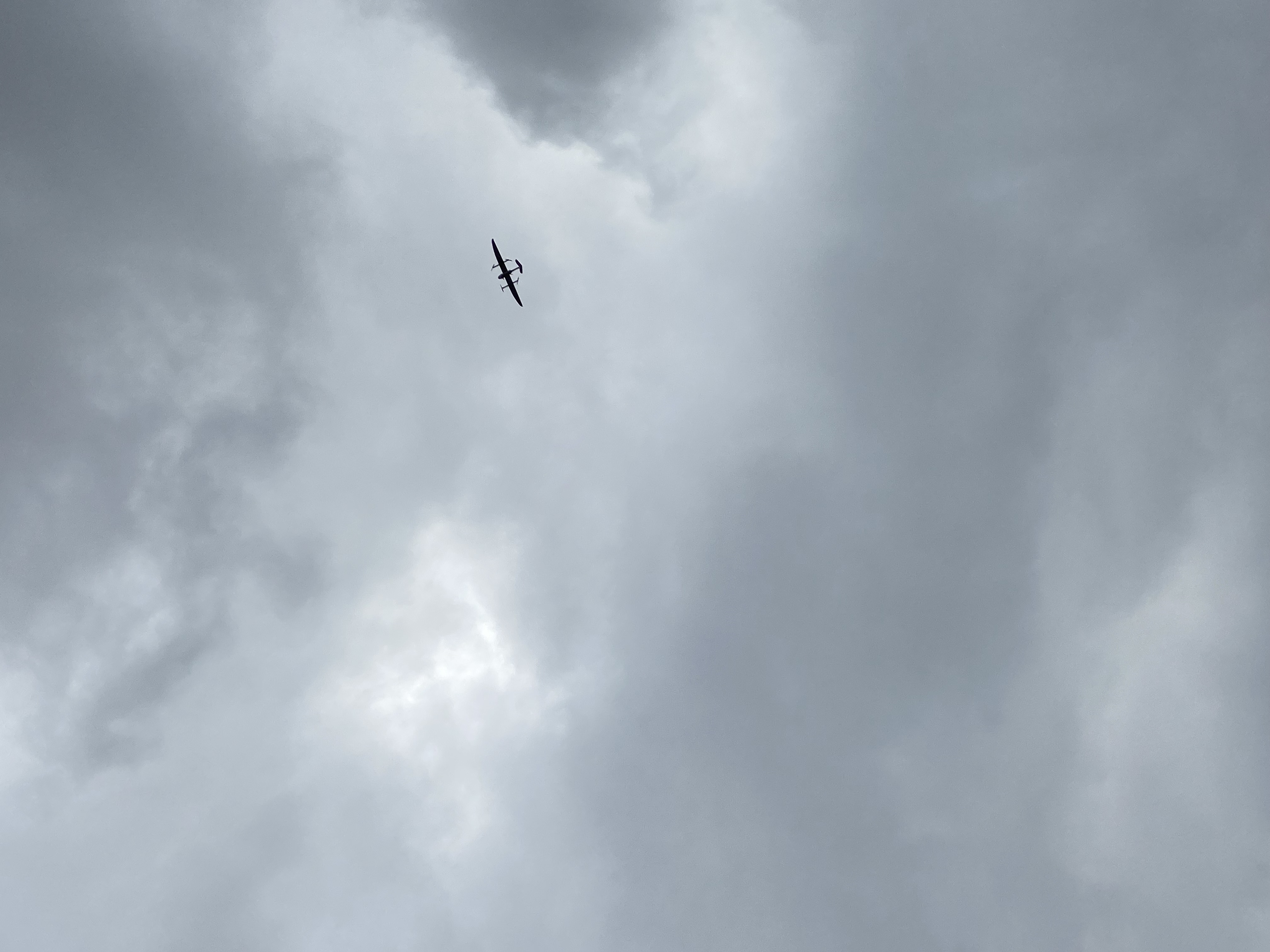 Eine Drohne vor wolkenverhangenem Himmel