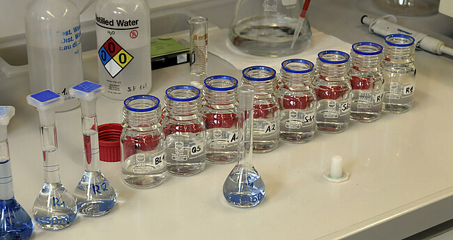 Mehrere Reagenzgläser auf einem Tisch im Labor