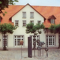 Bücherei im Münzhof Langenargen - von aussen mit Vorplatz mit Bronzefiguren