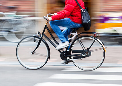 Ein Fahrradfahrer auf einer Straße