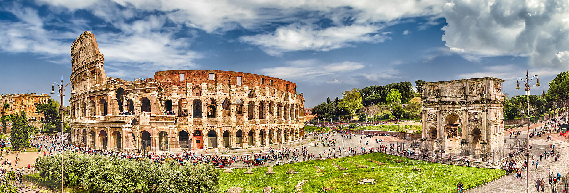 Panoramaansicht Kolosseum und Konstantinsbogen in Rom