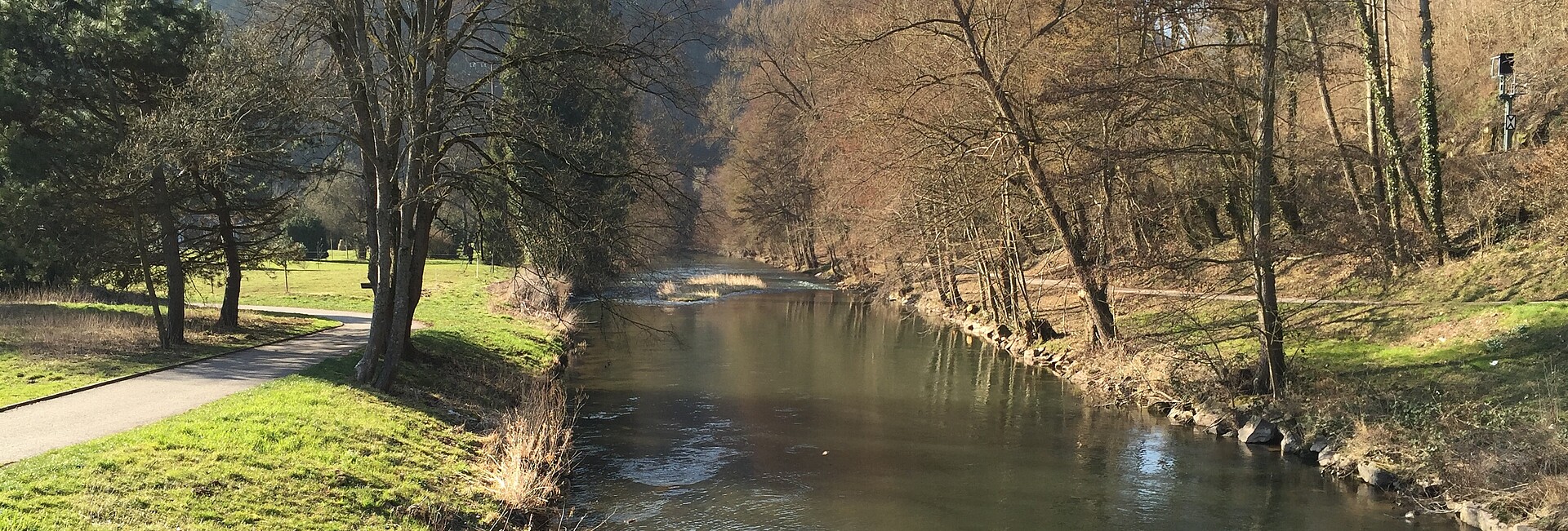Nagold zwischen Monbachtal und Unterreichenbach als eintöniges Gewässer mit Uferverbau