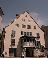 Rückseite des Kornhausgebäude der Stadt­bi­blio­thek Leut­kirch