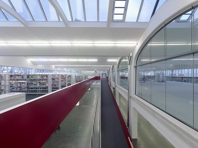 Barrierefreier Zugang über eine lange Rampe zur Stadtbücherei Mössingen in der Tonnenhalle