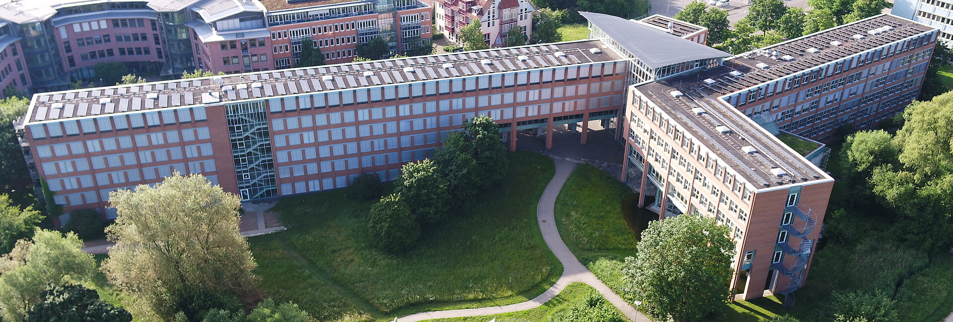 Das Gebäude des Regierungspräsidiums Tübingen in der Konrad-Adenauer-Str. 20 in Tübingen von einer Drohne aus aufgenommen.
