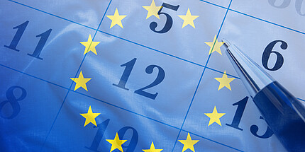 Flagge der Europäischen Union auf Kalender mit Kugelschreiber