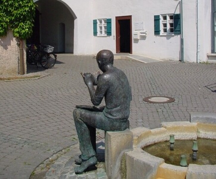 StadtBücherei im Pfleghof Langenau - Lesede Figur im Aussenbereich
