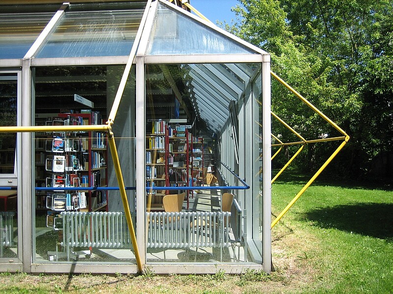 Die Stadtteilbibliothek Wiblingen im Schulzentrum hat die Funktion einer öffentlichen Bibliothek und einer Schulbibliothek