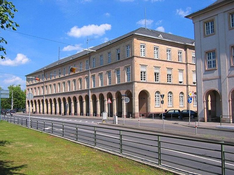 Ansicht des Dienstgebäudes Schlossplatz 1-3 von Richtung Schloss