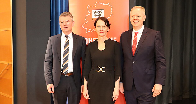 Regierungspräsidentin Susanne Bay mit Landrat Ian Schölzel (links) und Landrat a. D. Dr. Matthias Neth (rechts).
