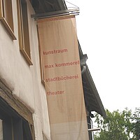 Zehntscheuer / Bürgerhaus Münsingen - Aussenfahne: Kunstraum / Max Kommerell / Stadtbücherei in der Zehntscheuer / Theater