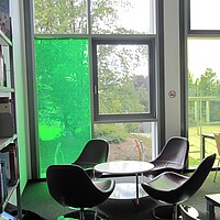 Sitzecke in der Mediothek BIB.box - nicht öffentliche Zweigstelle der Stadtbücherei Bad Waldsee im Schulzentrum Döchtbühl 