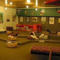 Gemeindebücherei Blaustein - Kinderbereich mit Sitzpodest und Bildern