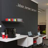 Arbeitstische und Cafébar in der Gemeindebücherei Neustetten
