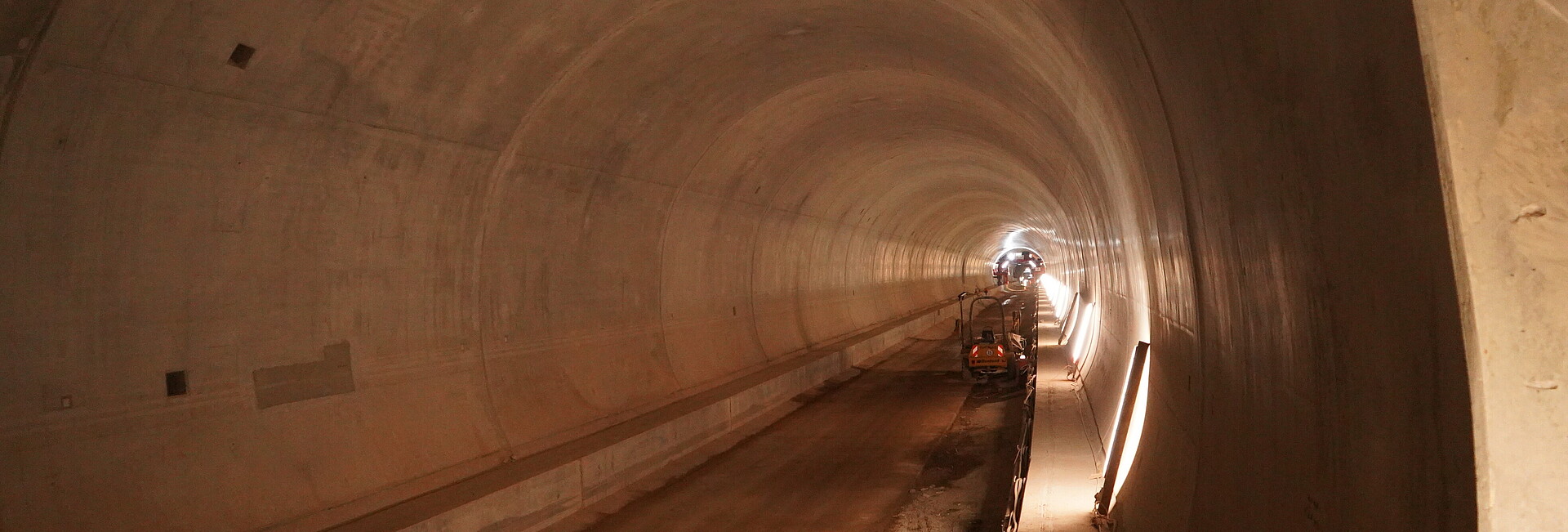 Tunnelröhre des Brandbergtunnels im Bau