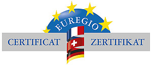 Euregio Zertifikat steht auf grauem Hintergrund, europäische Sterne sind oberhalb abgebildet