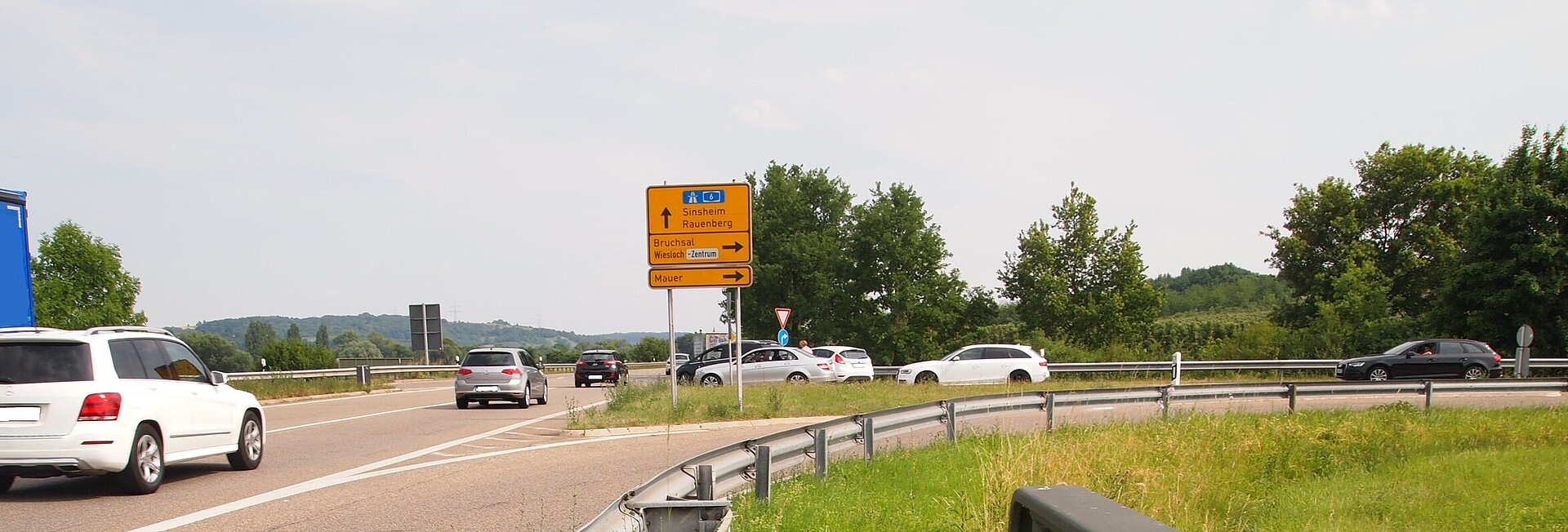 Anschluss der L 594 (Südtangente Wiesloch, Südwest-Rampe) an die L 723 im nachmittäglichen Berufsverkehr; Blickrichtung zur A 6
