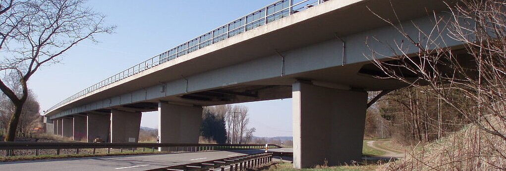 B 30, Brücke über die Riß und die L 284 bei Schweinhausen