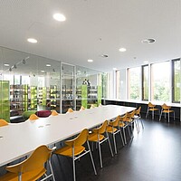 Arbeitsraum in der nicht-öffentlichen Zweigstelle der Stadtbücherei Biberach "Schulbücherei im Heinz H. Engler-Forum"