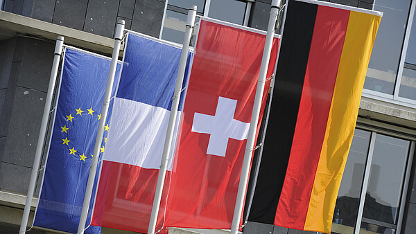 Europäische, französische, schweizer und deutsche Flagge