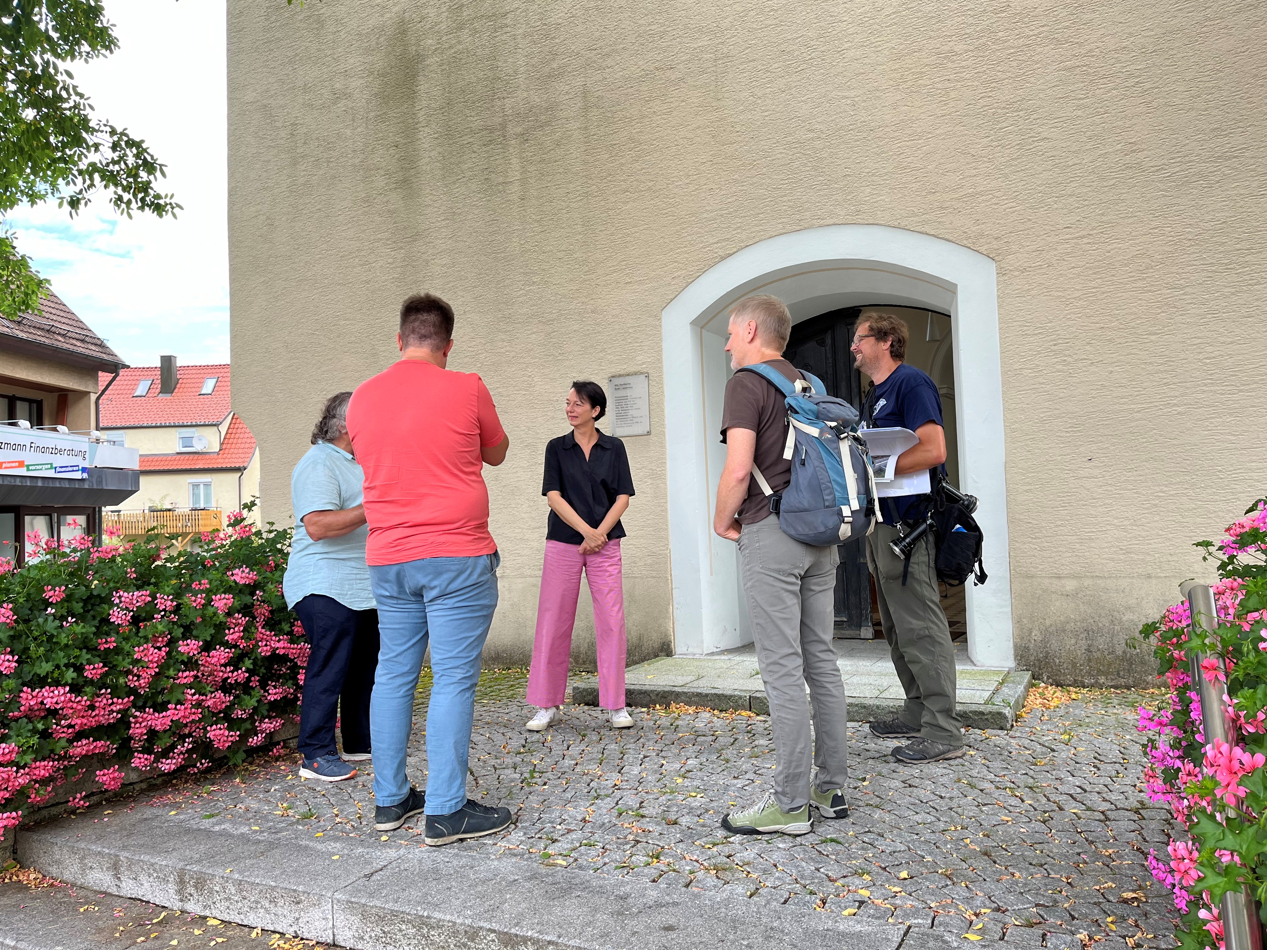 Regierungspräsidentin Bay vor der Alten Dorfkirche in Bad Ditzenbach, die eine Wochenstube mit rund 300 Fledermäusen beherbergt.