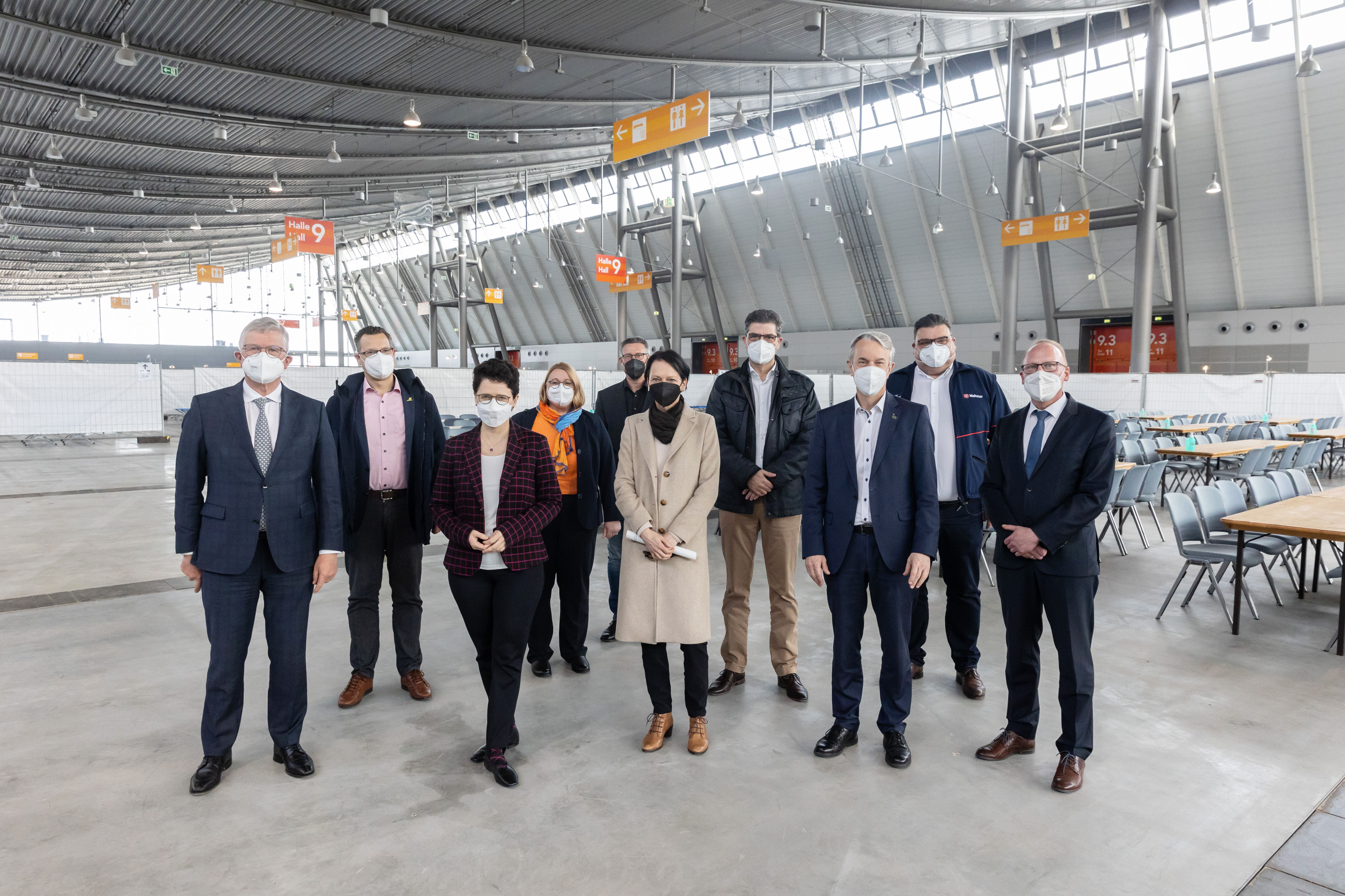 Regierungspräsidentin Bay und Migrationsministerin Gentges machen sich ein Bild vom neuen Ankunftszentrum des Landes auf der Messe Stuttgart