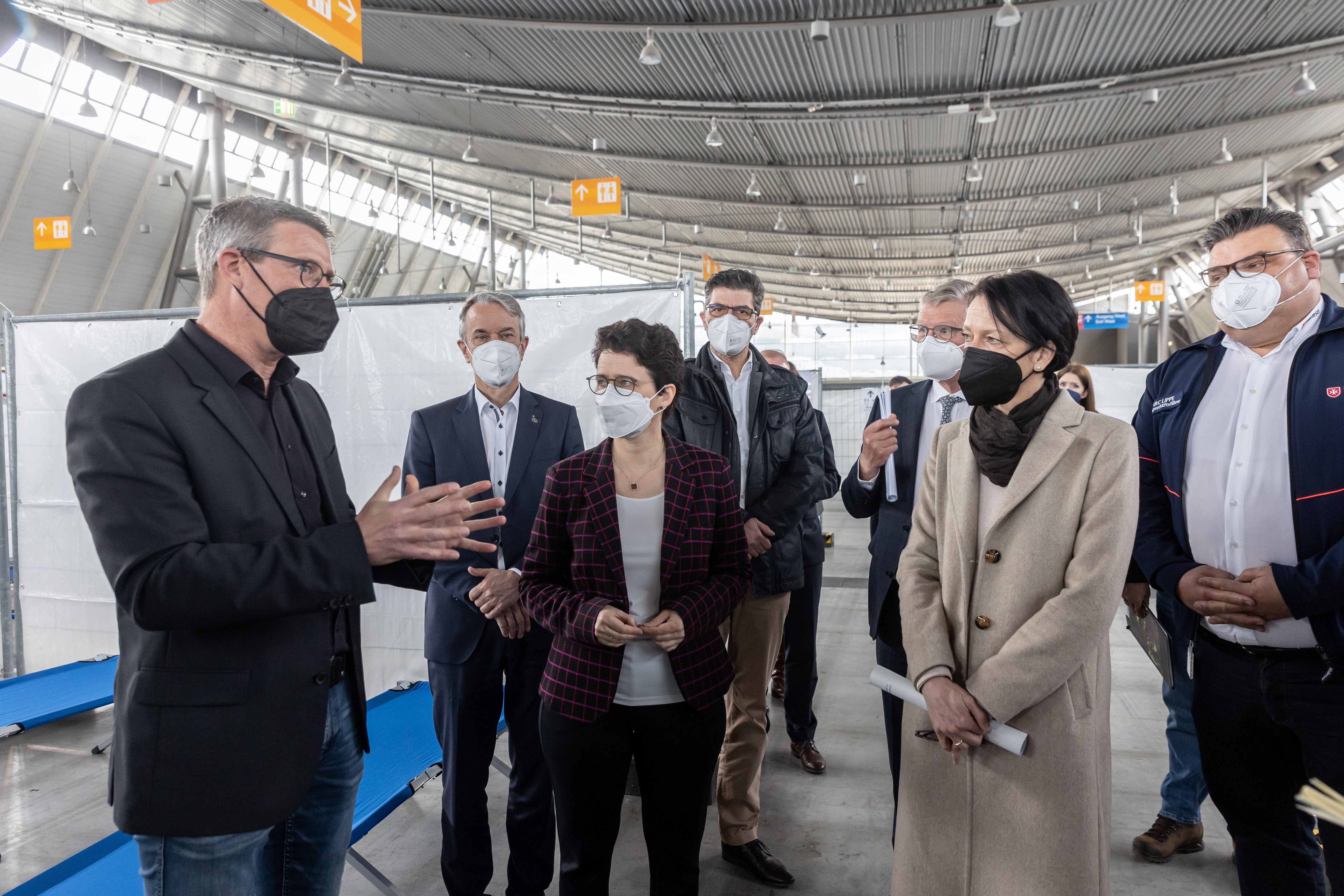 Thomas Deines, Leiter des Referats für Flüchtlingsaufnahme und Integrationsförderung im Regierungspräsidium Stuttgart, führte durch das Ankunftszentrum