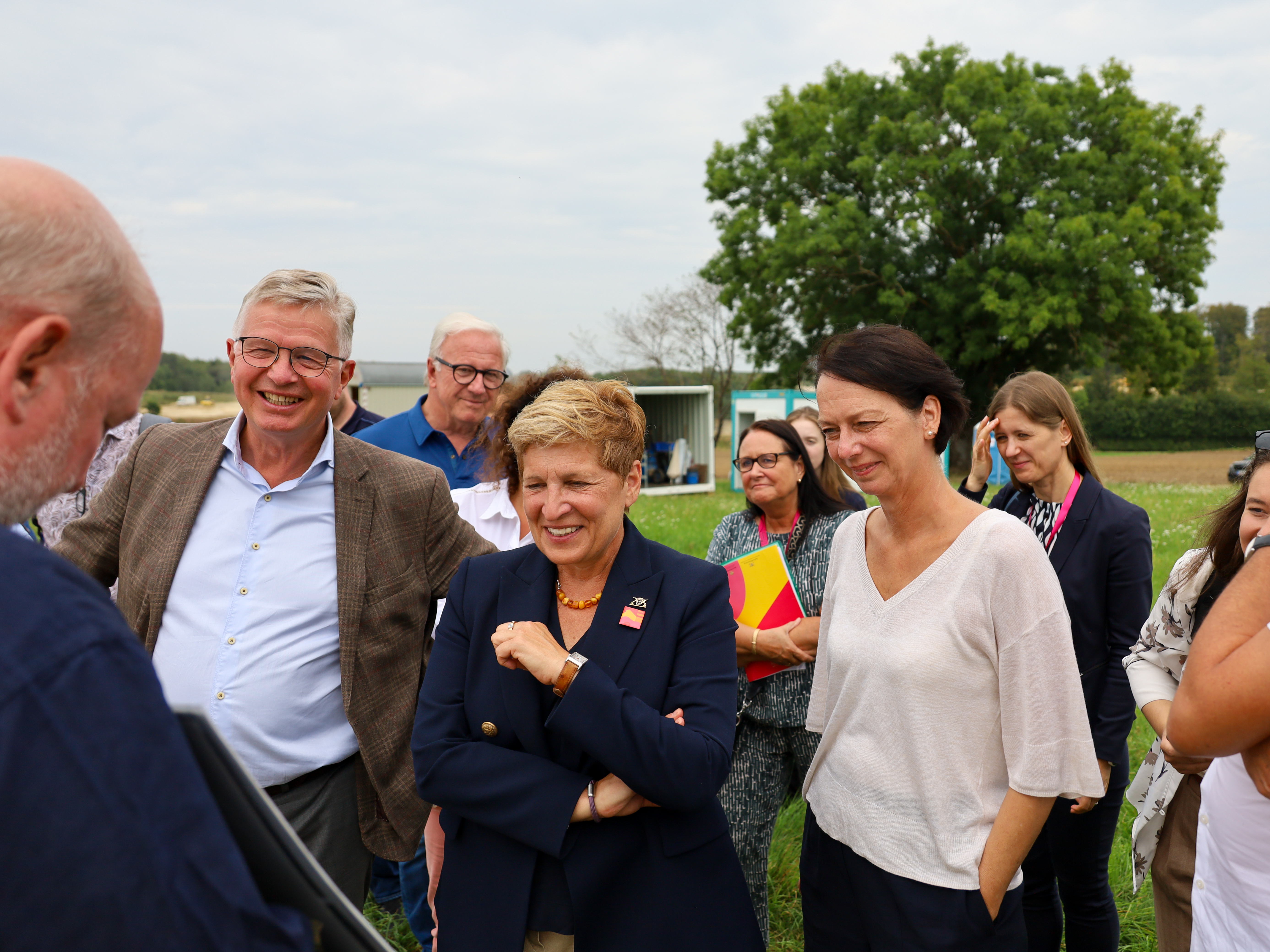 Regierungspräsidentin Bay (vorne rechts) bei ihrem Besuch des Stuttgarter Fernsehturms, mit der Ministerin für Landesentwicklung und Wohnen, Nicole Razavi (Mitte)