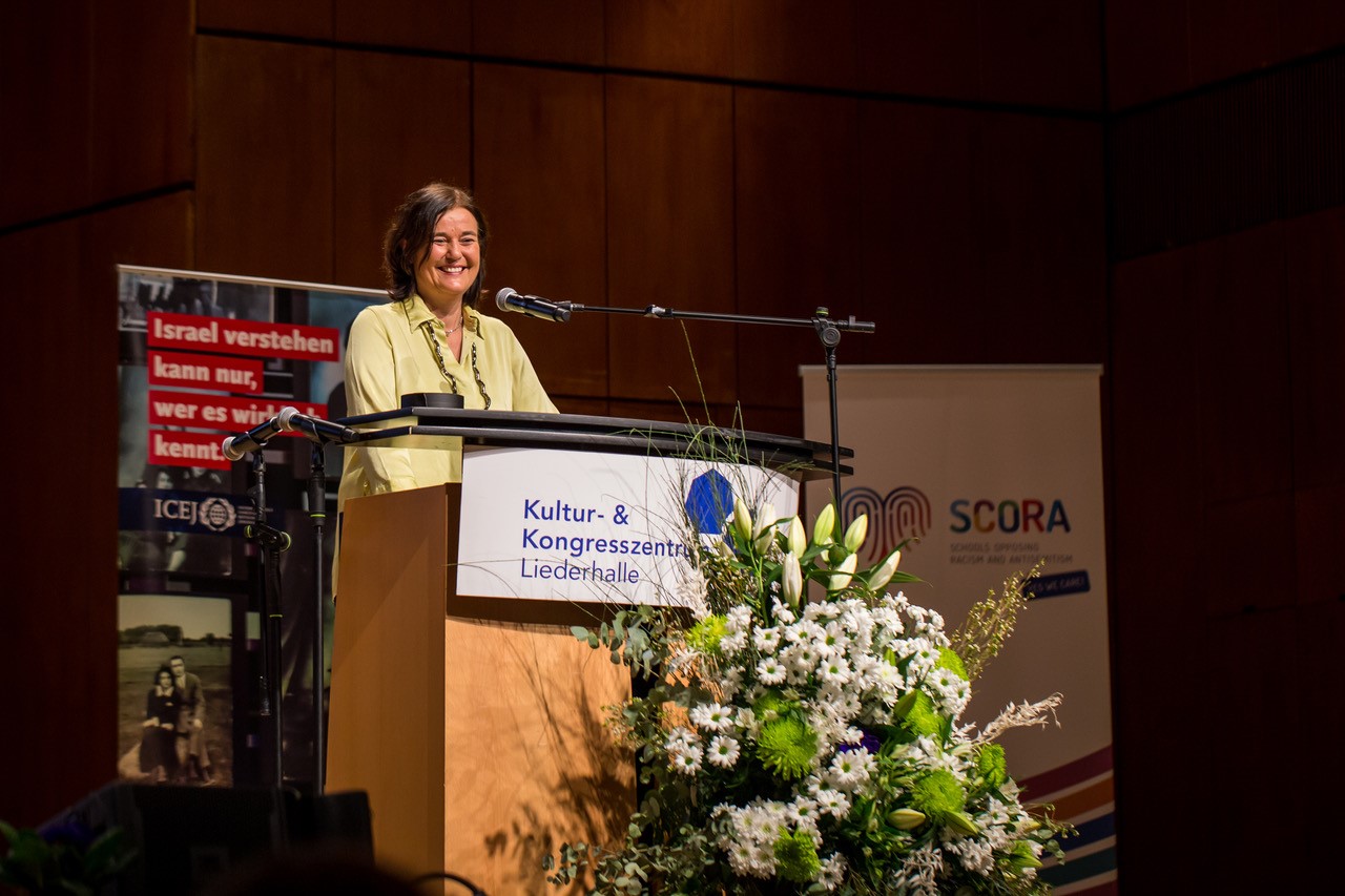 Claudia Rugart, Präsidentin der Abteilung Schule und Bildung im Regierungspräsidium Stuttgart, begrüßte die Schülerinnen und Schüler.