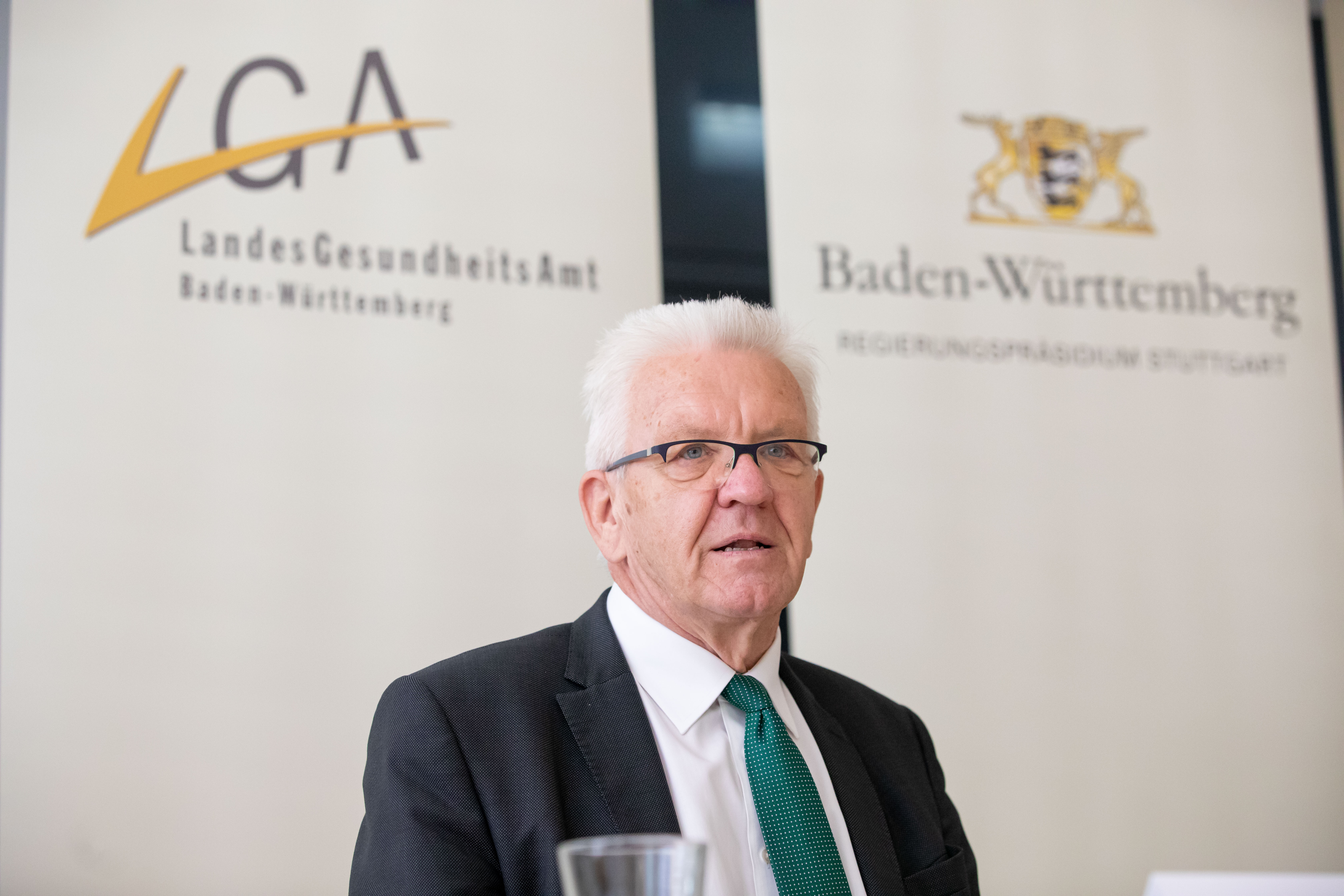 Ministerpräsident Winfried Kretschmann informierte sich beim Landesgesundheitsamt (LGA) über die aktuelle Lage in der Corona-Pandemie.