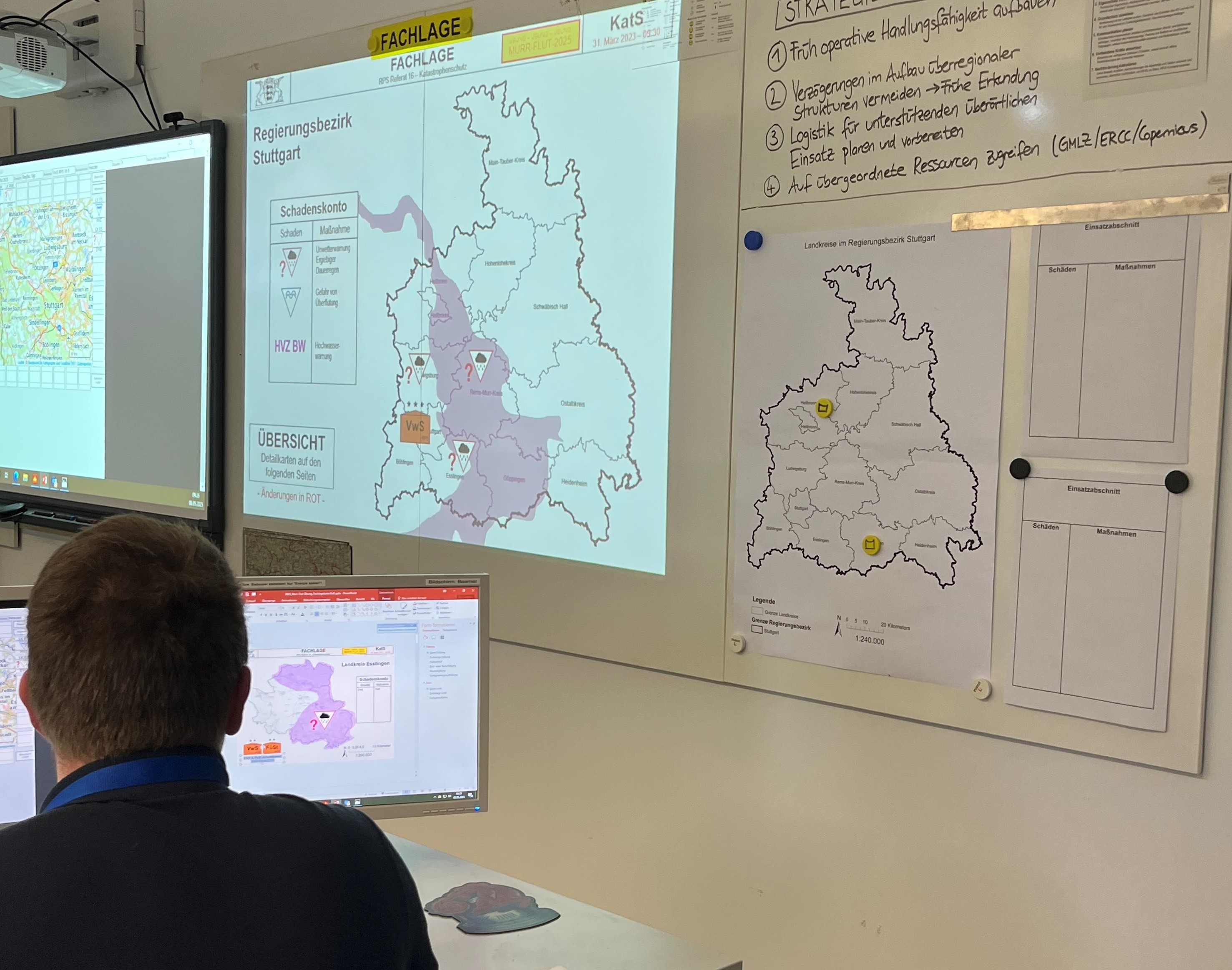Die Übung lief größtenteils vor dem Bildschirm ab: Statt Sandsäcke zu schleppen, wurde mit realistischen Wetterdaten und Hochwassergefahrenkarten die behördenübergreifende Koordination und die Warnung der Bevölkerung vor einem eintretenden Hochwasserereignis trainiert. 