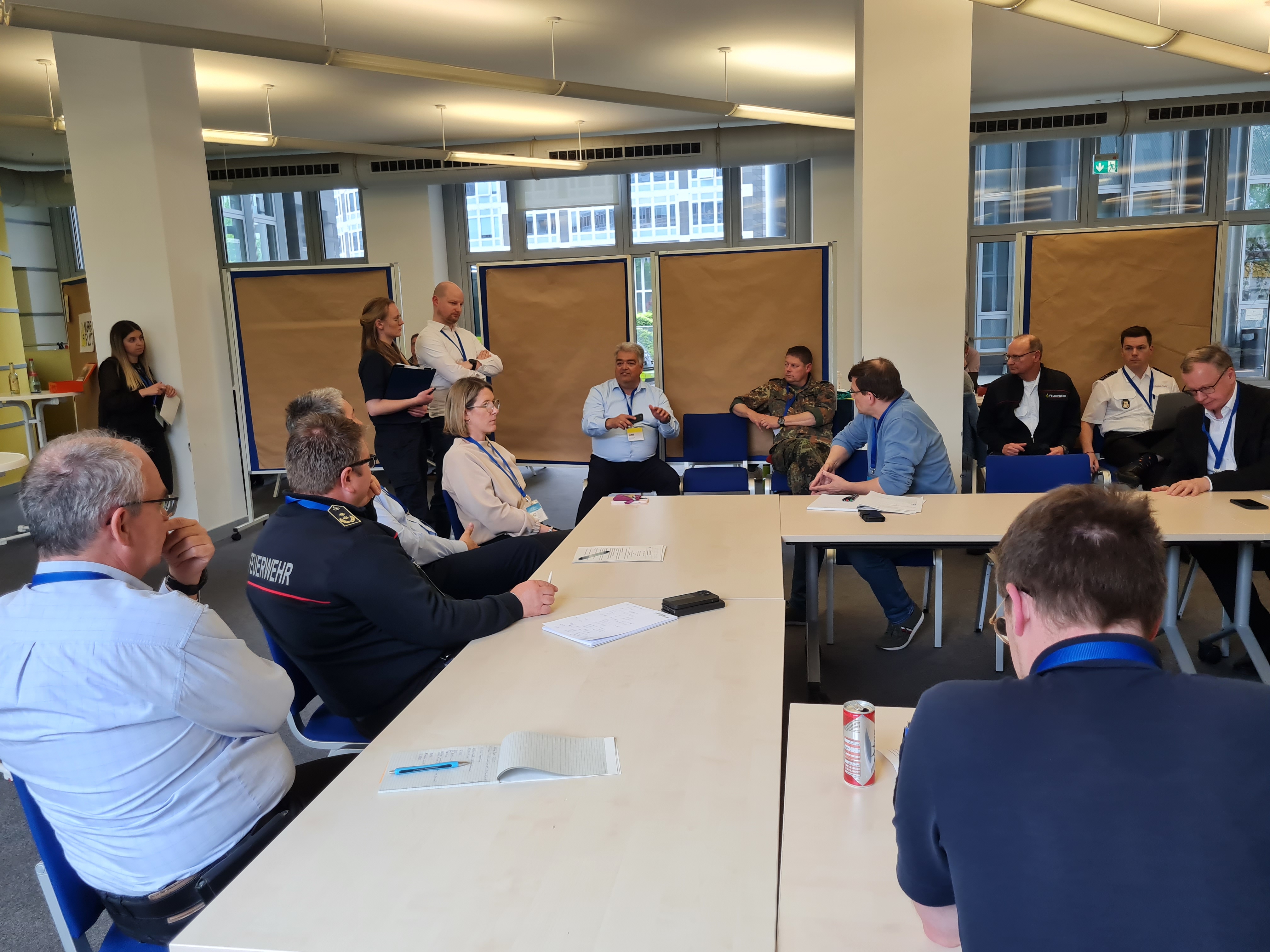 In regelmäßigen Lagebesprechungen tauschten sich die Beteiligten über den Verlauf der Übung aus. In den Lagebesprechungen wurden auch Maßnahmen festgelegt, die von den einzelnen Krisenstäben veranlasst und umgesetzt wurden.