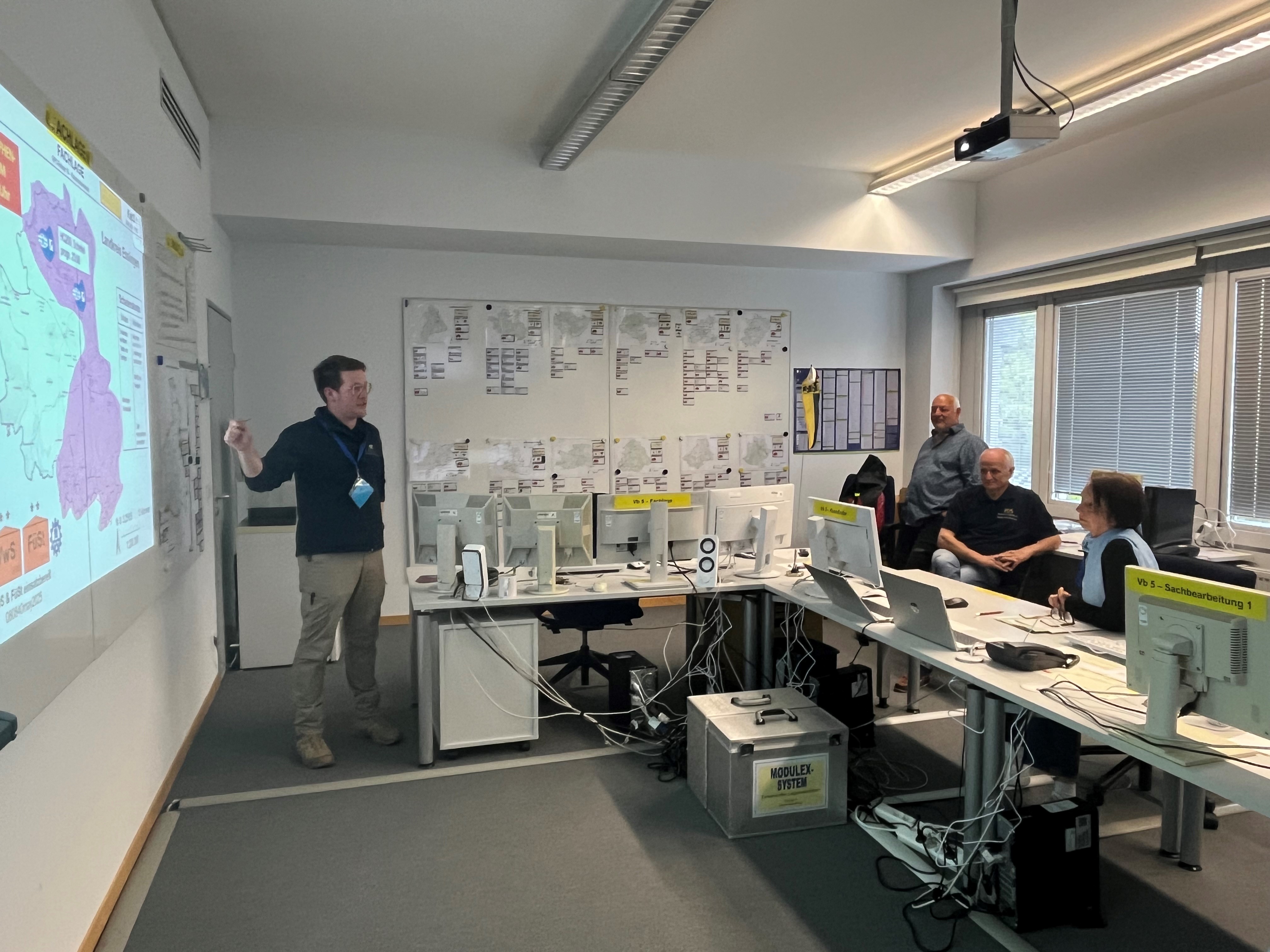 Blick in einen der Stabsräume: Fortlaufend wurden hier Echtzeitdaten analysiert, um Maßnahmen bei sich verschärfenden Bedingungen schnell anpassen zu können.
