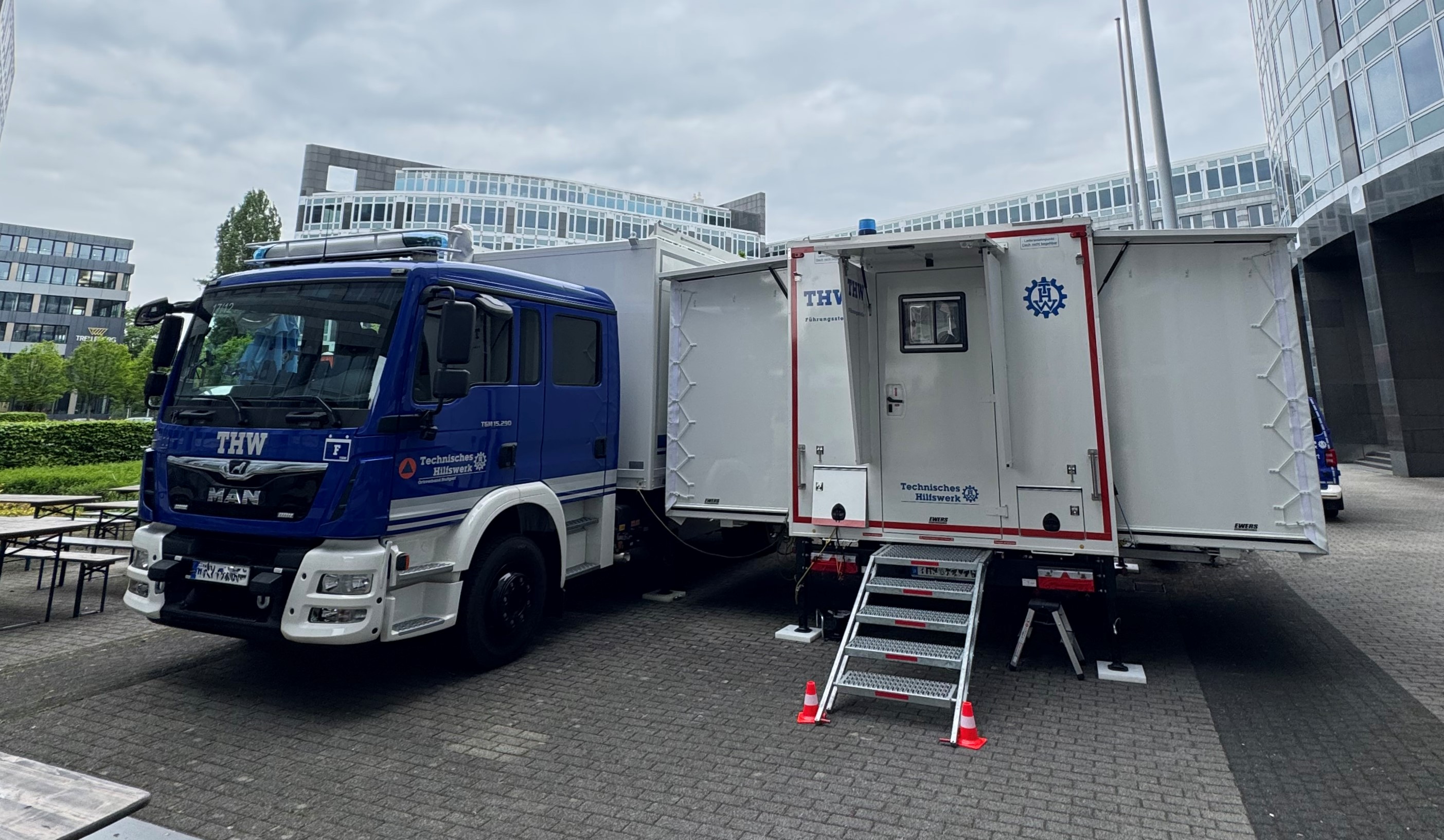 Auch das Technische Hilfswerk war an der Krisenmanagement-Übung beteiligt und unterstützte die Erfassung und Dokumentation der Übungslage aus einem mobilen Einsatzleitfahrzeug im Innenhof.