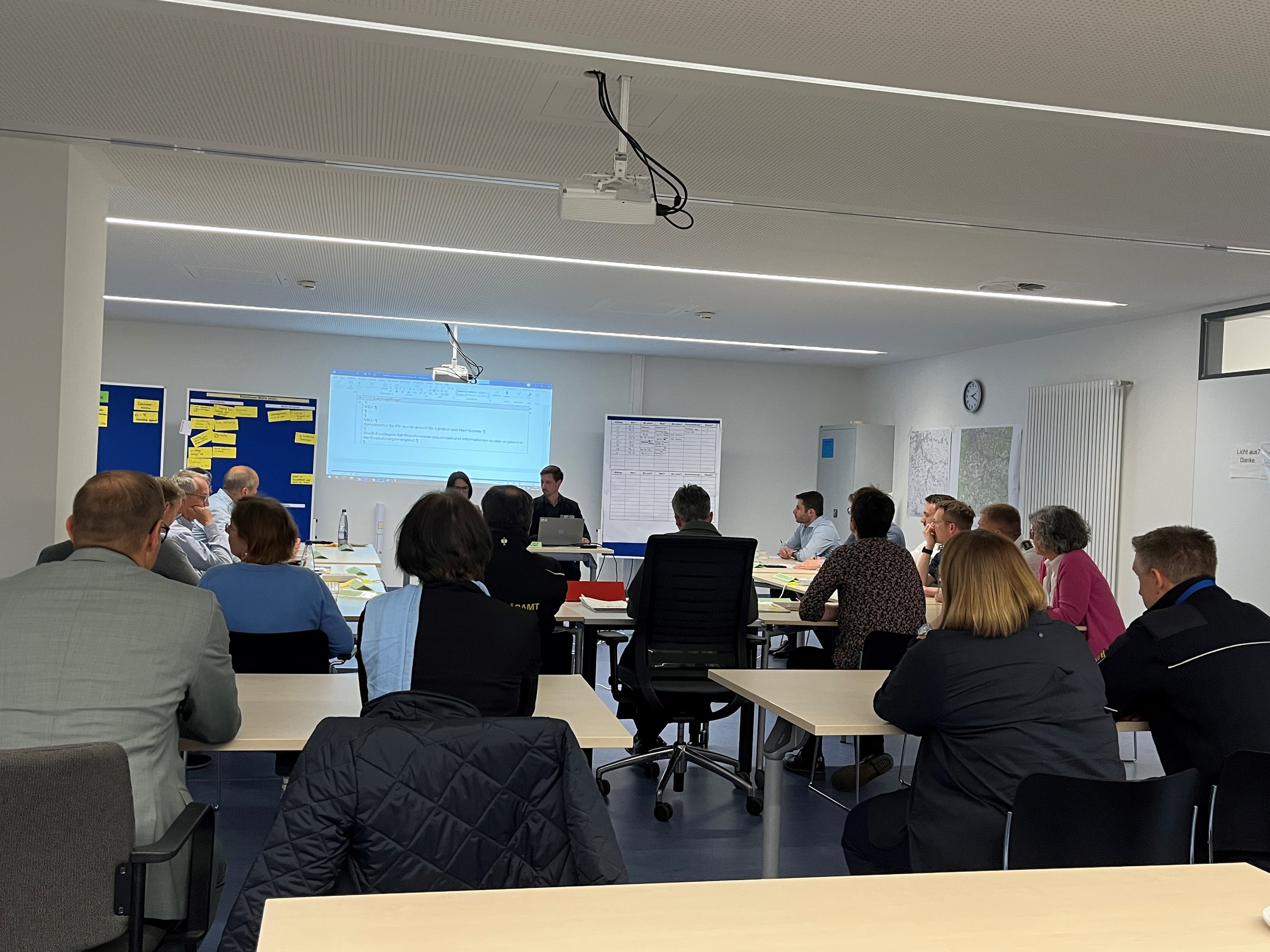 Besuch beim Verwaltungsstab des Landkreises Esslingen am Standort Plochingen: Je enger die Zusammenarbeit aller Beteiligten, desto größer sind die Chancen, die Folgen eines drohenden Hochwassers abmildern zu können. 