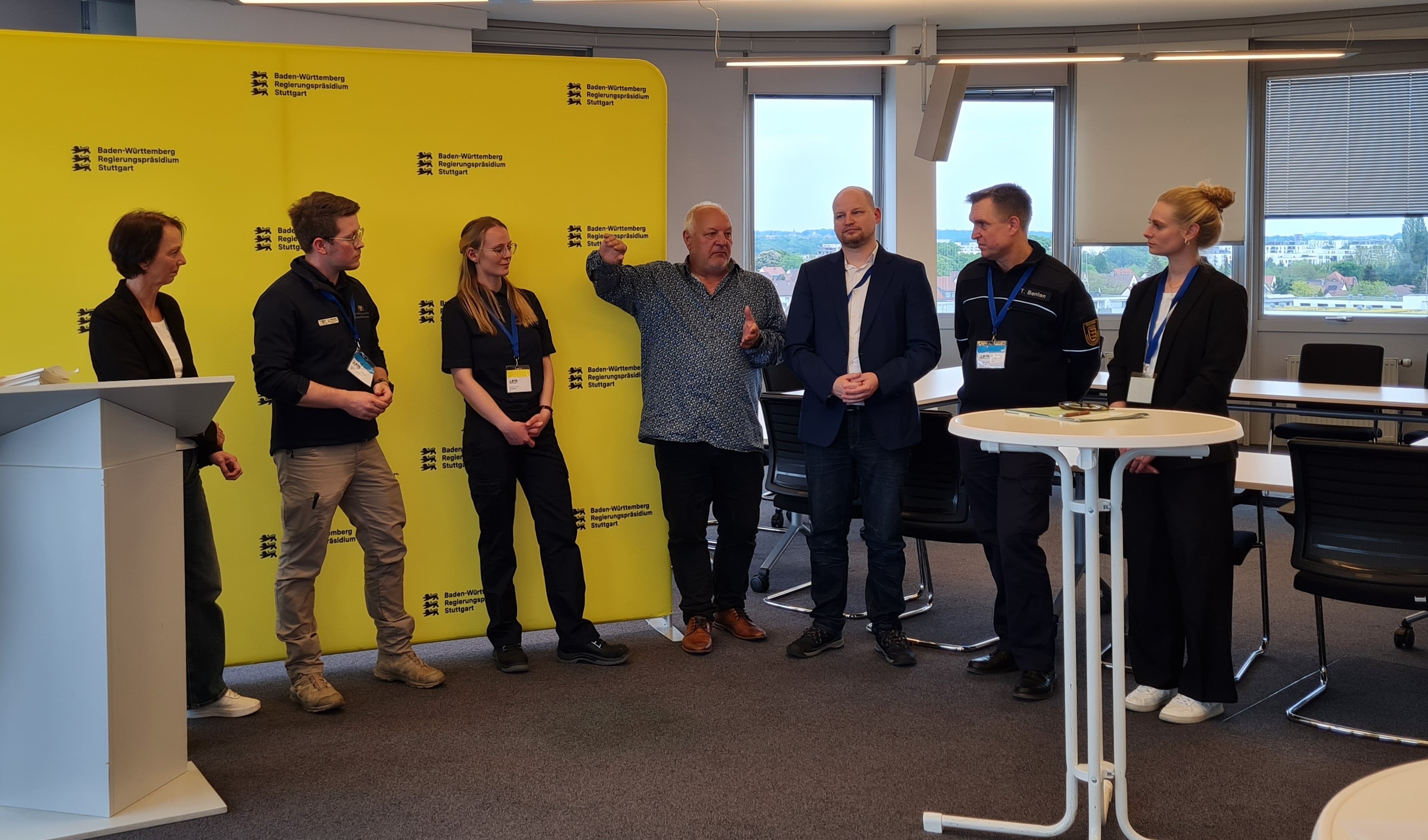 Regierungspräsidentin Susanne Bay, Björn Henzler (Referent Katastrophenschutz), Lisa Haußner (Übungsplanung und -steuerung), Markus Moser (Leiter des Gewässer-Referats-Nord) Matthias Bothfeld (Übungsplanung und -steuerung) Timo Benten (Leiter Katastrophenschutz-Referat) und Vanessa Kruse (fachliche Projektleitung FLIWAS) (v.l.n.r.) ziehen nach der achtstündigen Übung bei einer Pressekonferenz ein positives Fazit. 