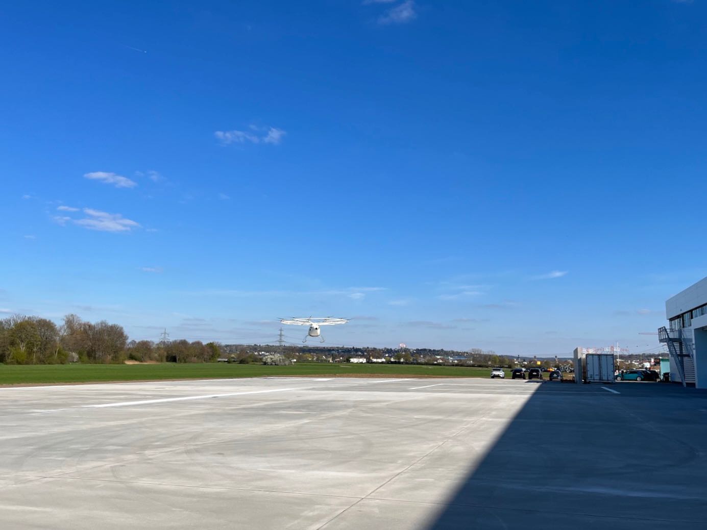 Ein Volocopter fliegt über den neuen Hangar