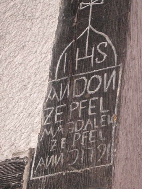 Eckpfosten mit Inschrift