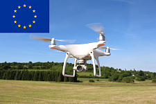 Drohne startet auf einer Wiese, links im Bild die Europaflagge