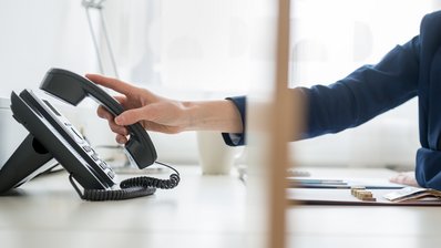 Bild zeigt Telefon mit Kontaktperson