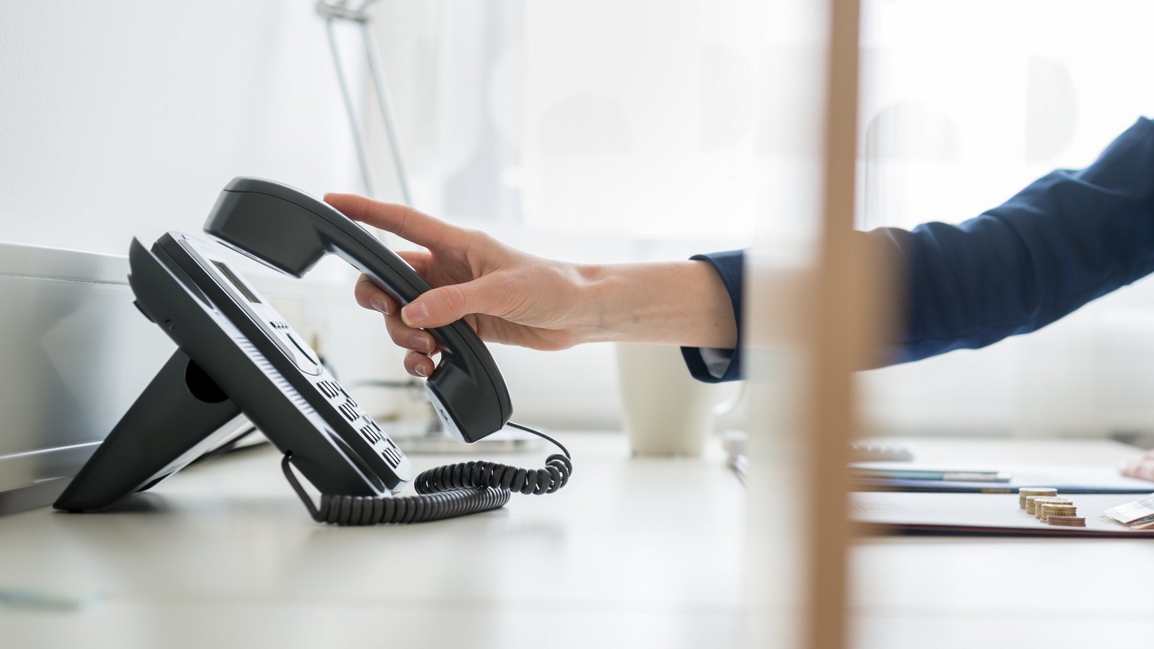 Bild zeigt Telefon mit Kontaktperson