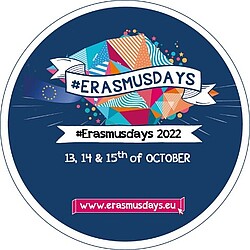 Auf einem kreisrunden dunkelblauen Hintergrund steht #Erasmusdays auf einem weißen, gewundenen Banner. Hinter dem weißen Banner ist ein buntes Mosaik zu sehen, das sich wild ineinander fügt. Von rot über orange zu grün und hellblau fügen sich Dreiecke ineinander. Unter dem bunten Mosaik steht erneut Erasmusdays 2022 und das Datum wird ergänzt: 13,14 & 15th of OCTOBER. Ganz unten wird auf einem pinken Banner auf die Webseite erasmusdays.eu genannt.