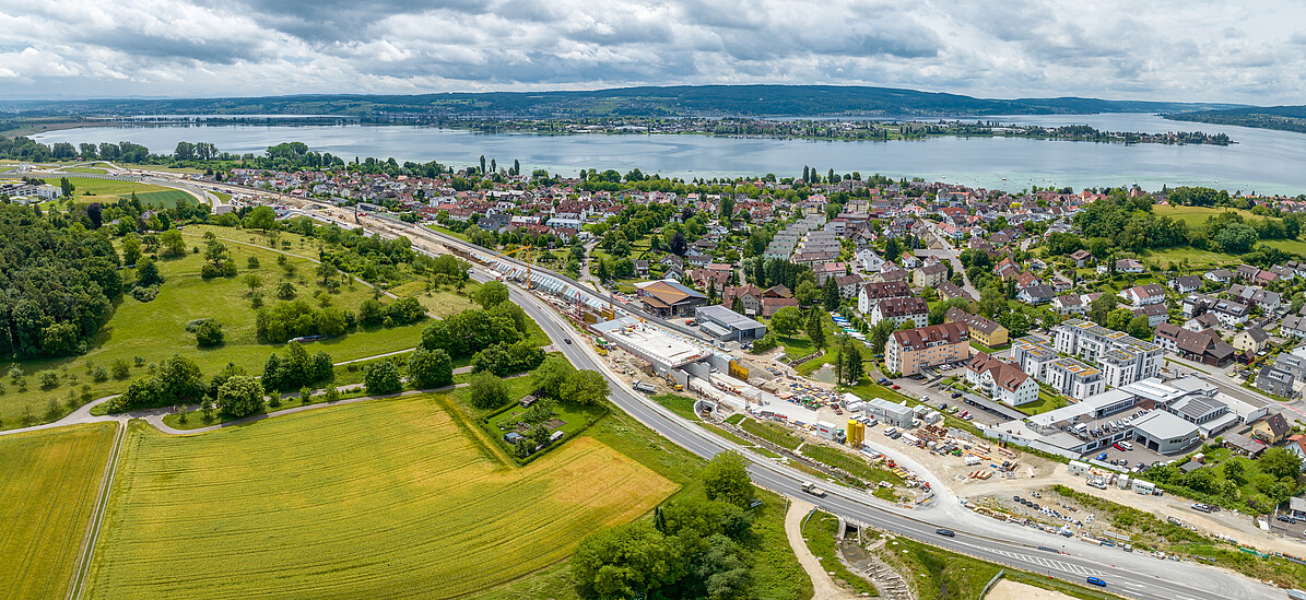 Baustelle Röhrenbergtunnel und Allensbach. Im Hintergrund: Insel Reichenau