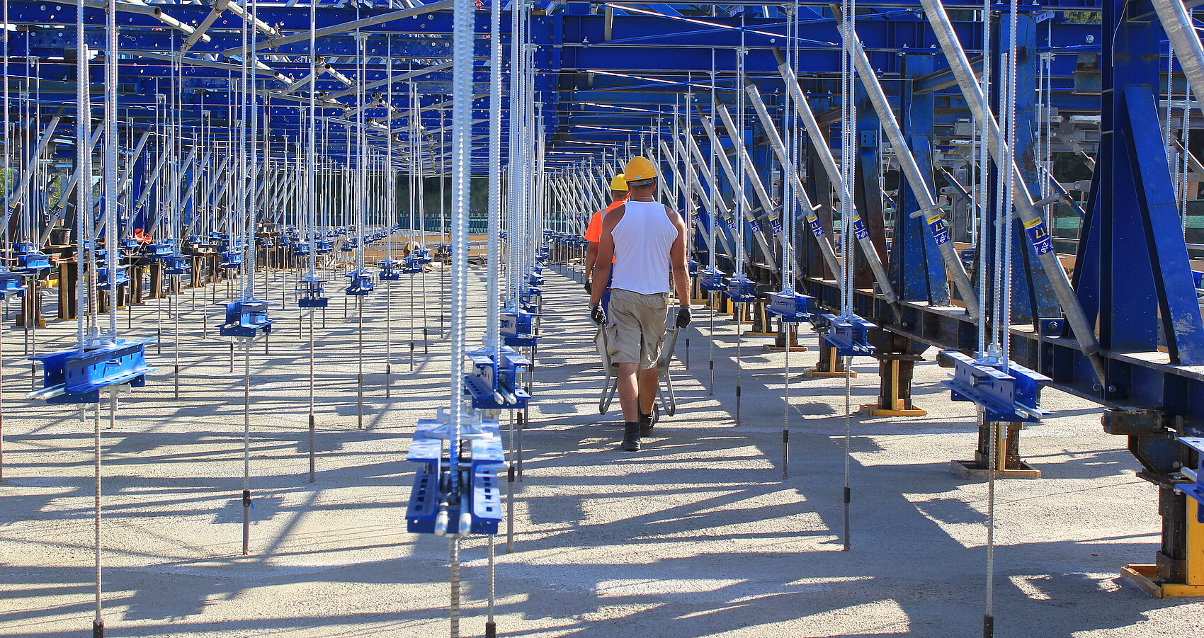 Brückensanierung: Arbeiter und Gerüst auf einer Baustelle