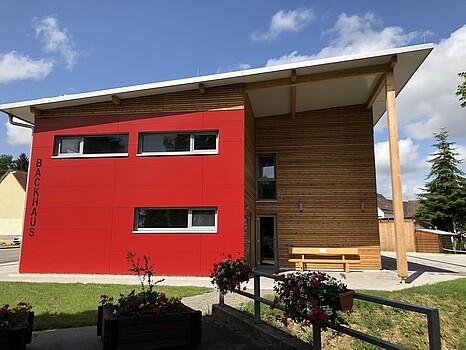 Blick auf ein rotes Gebäude mit Flachdach