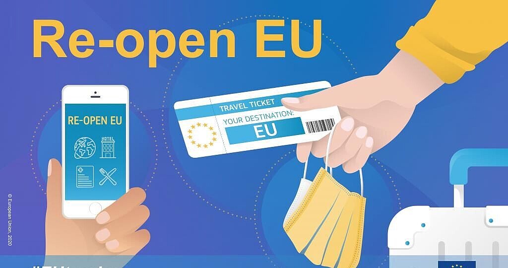 Das Bild zeigt auf lila-blauem Hintergrund im oberen Bereich in Gelb den Schriftzug „Re-open EU“. Rechts daneben ist eine Hand zu sehen, die ein Reiseticket und einen Mund- Nasen-Schutz in der Hand hält, daneben steht ein Koffer. In der rechten Bildhälfte ist eine Hand abgebildet, die ein Handy in der Hand hält. Der Handybildschirm zeigt die Re-Open EU Webseite an. 