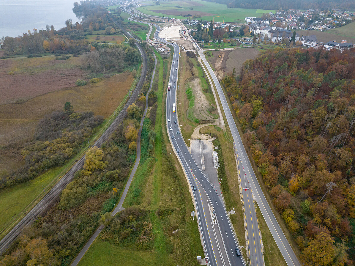 Blick von Konstanz aus Richtung Allensbach, rechts Kloster Hegne