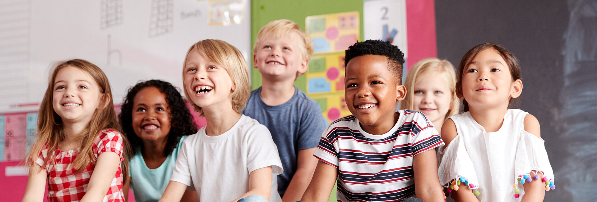 Lachende Kinder in einem Klassenzimmer