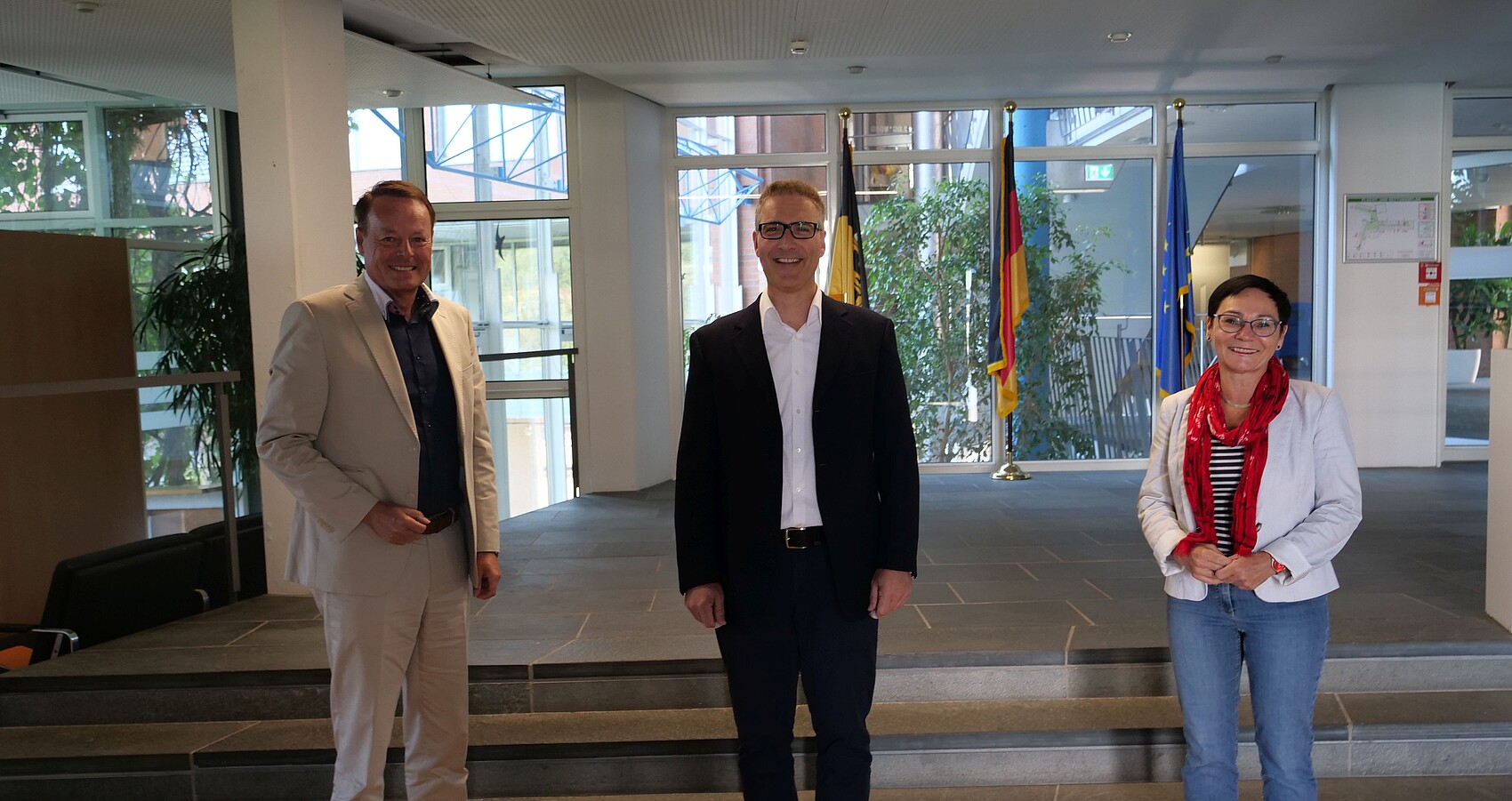 Regierungspräsident Klaus Tappeser, Referatsleiter Axel Bernhard und Abteilungspräsidentin Petra Stark im Foyer des RP Tübingen