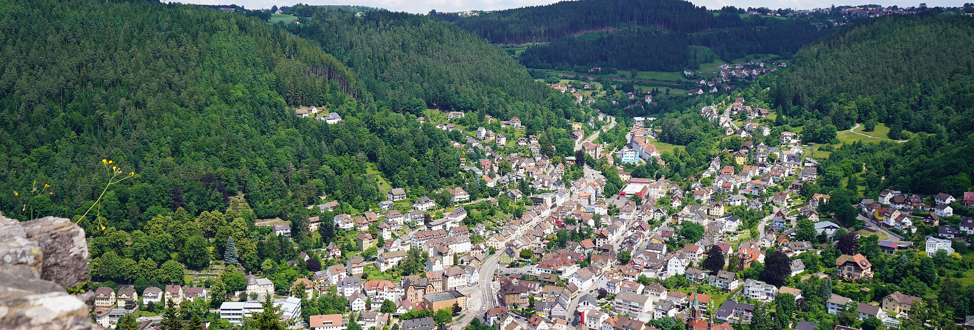 Schramberg, fotografiert von einem höher gelegenen Berg